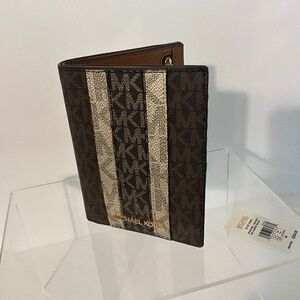 Michael Kors Passport Wallet Jet Set MK Stripe Signature Brown